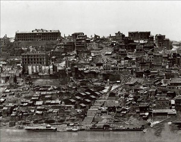 1981年，白公館一位老太看著牆上照片痛哭，遊客才知她是英烈遺孀