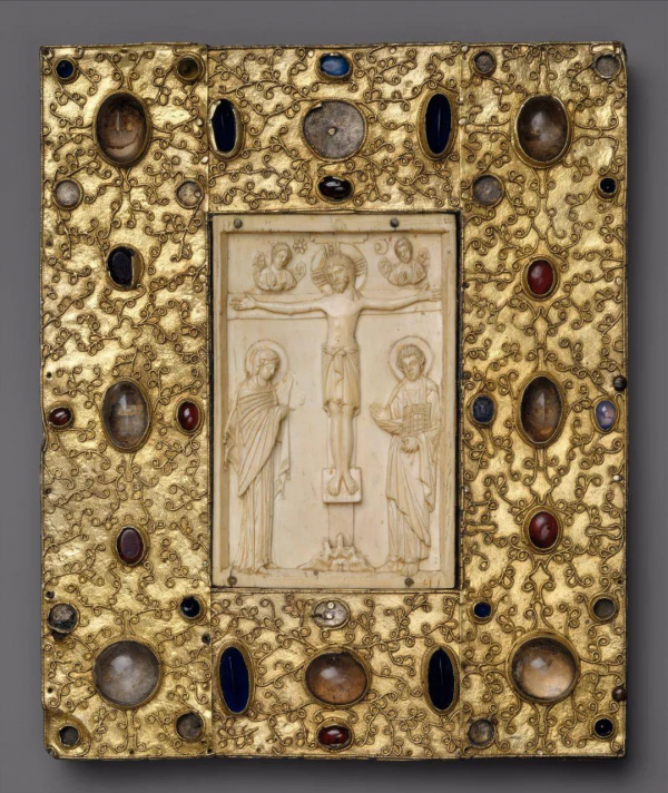 這些歐洲古董級別的書本,封面工藝堪稱一絕,鑲滿了名貴的寶石 這些歐洲古董級別的書本,封面工藝堪稱一絕,鑲滿了名貴的寶石