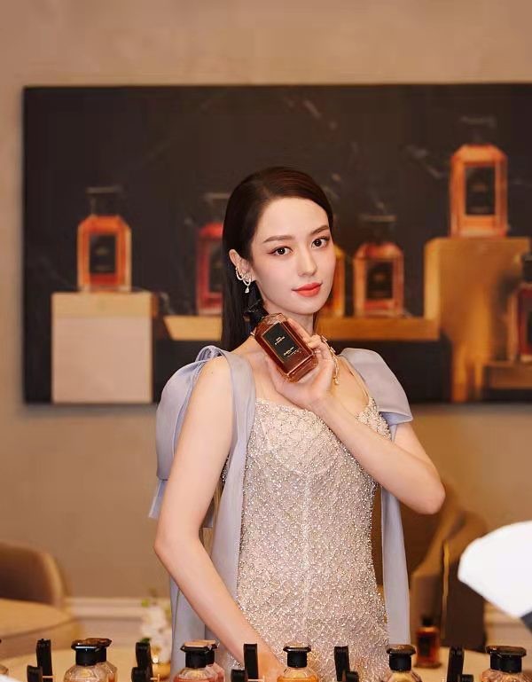 吉娜終於找對風格了，捨棄大紅唇太明智，選對禮服貴氣感立馬來了