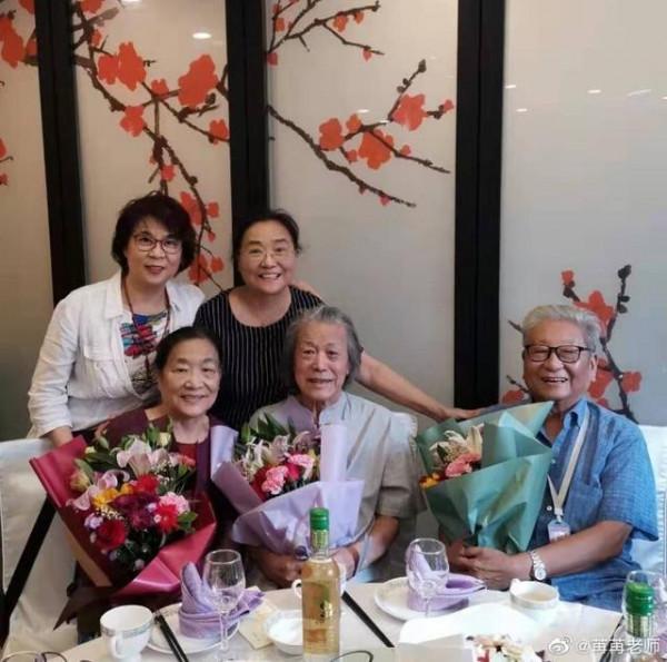 著名錶演藝術家李苒苒曬與丈夫馬精武合照，丈夫瘦削門牙掉了一顆