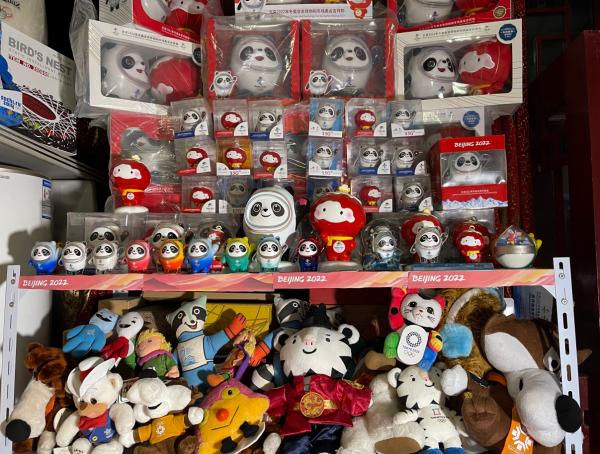 北京小夥兒收藏曆屆奧運會物品5000件，家藏堪比博物館