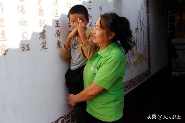 男孩患病，媽媽為此離婚，爸爸離家出走，59歲的奶奶無奈挑起重擔