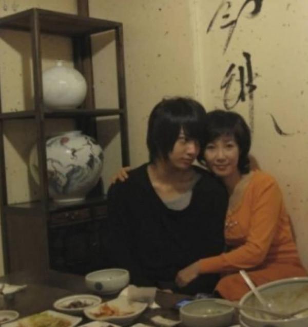 韓國網紅因病去世,他的母親1年半後也離世,家人:去找兒子了 韓國網紅因病去世,他的母親1年半後也離世,家人:去找兒子了