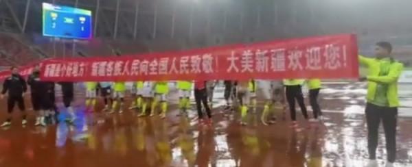 新疆隊賽後拉橫幅向球迷致謝:新疆是個好地方 新疆隊賽後拉橫幅向球迷致謝:新疆是個好地方