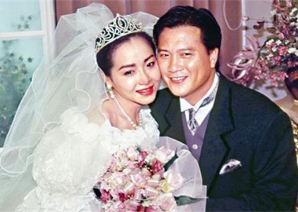 翁虹夫婦參加聚會,萬梓良前妻攜女兒現身,愛女開6間餐廳收入高 翁虹夫婦參加聚會,萬梓良前妻攜女兒現身,愛女開6間餐廳收入高