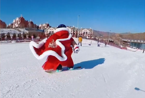 雪場最小王者乖乖，三歲挑戰1800米高階賽道，連明星都是她的粉絲