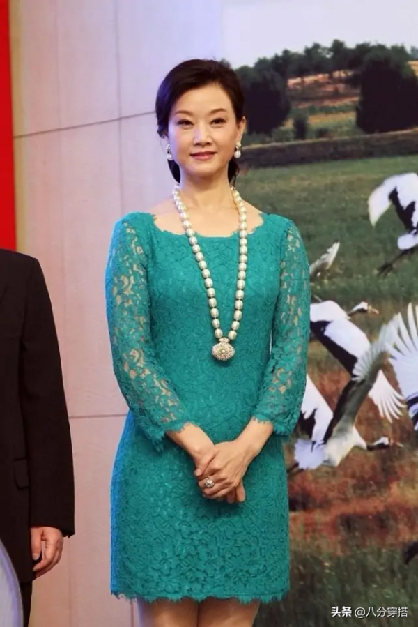 歲月從不敗美人,宋祖英穿藍綠色蕾絲裙性感又高階,哪像55歲的人 歲月從不敗美人,宋祖英穿藍綠色蕾絲裙性感又高階,哪像55歲的人