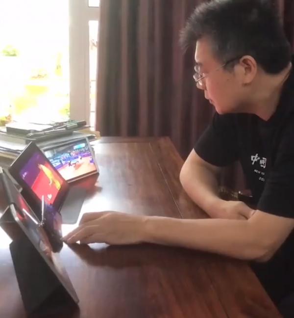 國乒主帥登上熱搜！4塊螢幕同時看比賽，直呼打瘋了，沒時間吃飯