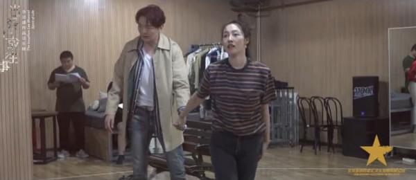 37歲白百何排音樂劇，蓬頭垢面席地而坐，與男演員拉扯麵色微紅