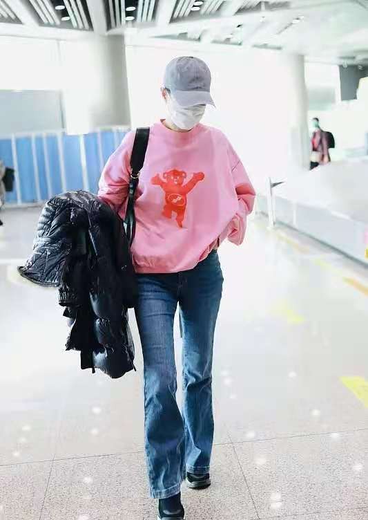 45歲劉敏濤扮嫩真有一套！穿粉色衛衣配牛仔褲，嫩得像個小姑娘