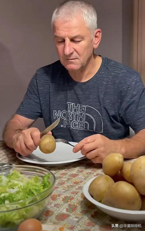 為了博眼球，有人賣慘有人吃板磚，有人卻吃出了儀式感