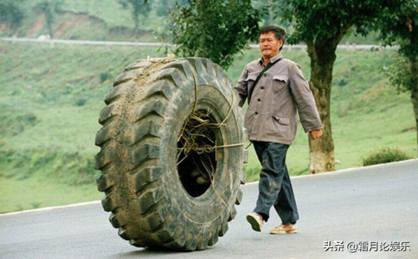 2005年，湖南老漢揹著工友屍體走了半個中國，稱：為了落葉歸根