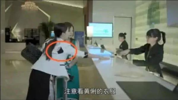 電視劇的後期製作懶到極致,這麼明顯的都沒處理,笑出腹肌了 電視劇的後期製作懶到極致,這麼明顯的都沒處理,笑出腹肌了