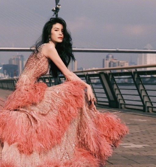 世界名模何穗粉紅流光羽毛裙迷人寫真集