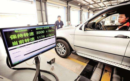 汽車年檢時,為何是檢測員開車進去而不是車主?內行人說出原因 汽車年檢時,為何是檢測員開車進去而不是車主?內行人說出原因