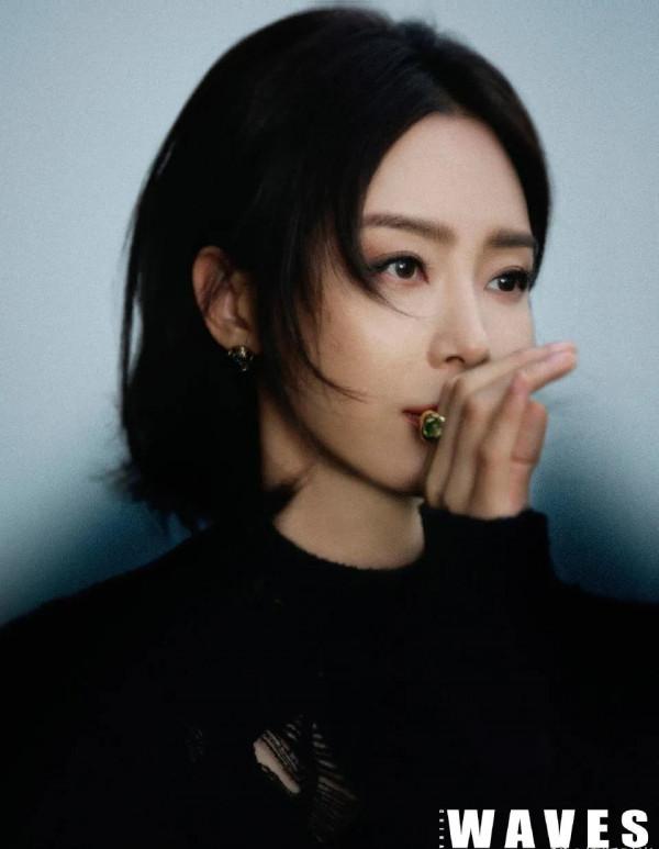 陳數利落的西服套裝都能完美適配,在古風韻味中盡顯俠女風範 陳數利落的西服套裝都能完美適配,在古風韻味中盡顯俠女風範