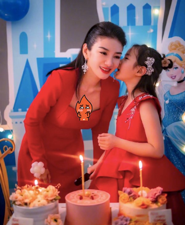 黃奕和女兒體驗沉浸式山水瑜伽 黃奕和女兒體驗沉浸式山水瑜伽