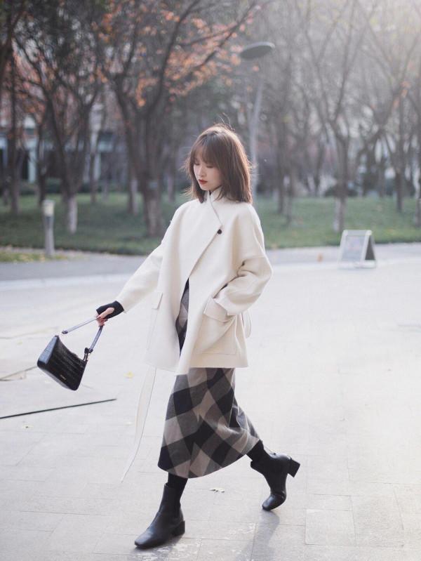 今年流行羽絨服搭配針織褲，百搭又時尚，普通女生也能穿出高階感