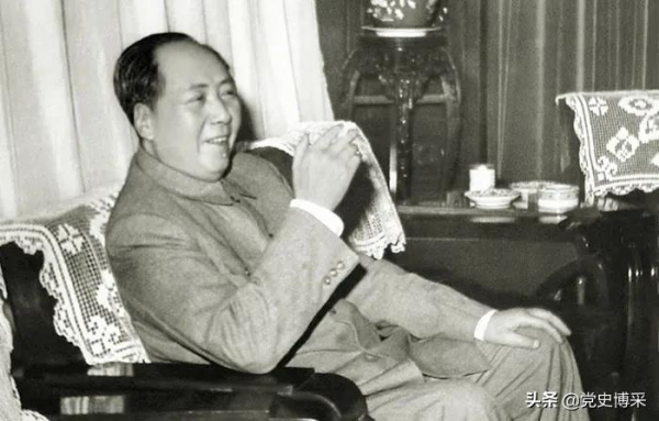 主持軍委工作的彭德懷一度設想學習蘇聯取消政治委員,羅榮桓堅決反對,毛澤東堅持以我為主,保持光榮傳統 主持軍委工作的彭德懷一度設想學習蘇聯取消政治委員,羅榮桓堅決反對,毛澤東堅持以我為主,保持光榮傳統