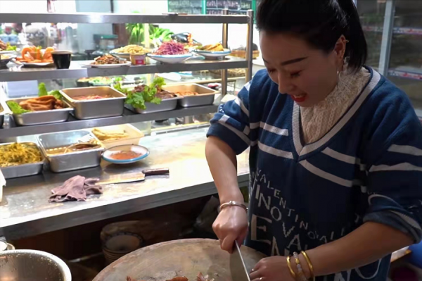 江蘇美女廚娘做小笨雞,58元1大盆,飛鍋技術高超,看完直驚歎 江蘇美女廚娘做小笨雞,58元1大盆,飛鍋技術高超,看完直驚歎