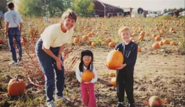 她出生三天被父母拋棄，美國夫妻領養20年後，憑一張紙條回國尋親