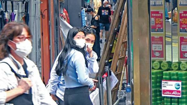 53歲邱淑貞攜女兒逛街,穿襯衫配拖鞋隨性又時髦,身材比女兒還好 53歲邱淑貞攜女兒逛街,穿襯衫配拖鞋隨性又時髦,身材比女兒還好