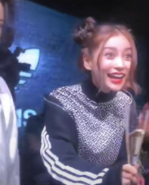 Angelababy裝扮時髦靚麗現身聚會 笑容滿面心情大好 Angelababy裝扮時髦靚麗現身聚會 笑容滿面心情大好