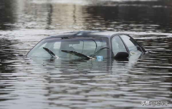 報價2萬塊的大眾朗逸，掀開地膠竟發黴長毛，車主讓價一千成交