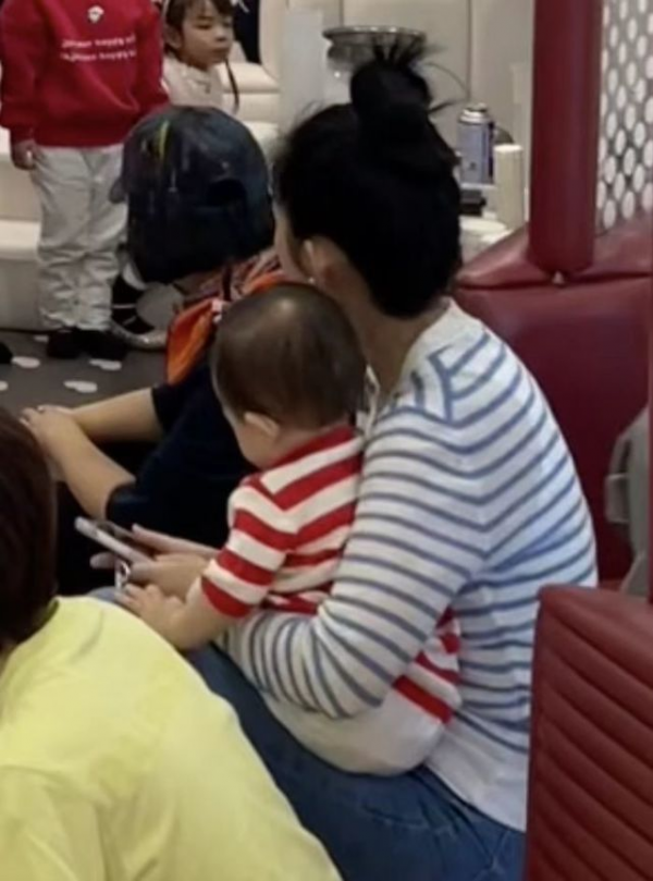 穎兒在明星餐廳為女兒慶生，場面隆重眾人捧場，郭碧婷紅衣成主角