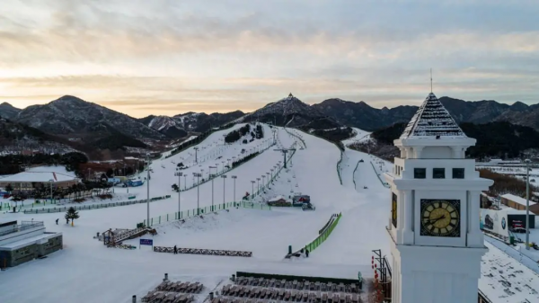 乘坐市郊鐵路打卡沿線滑雪勝地,享受冰雪運動的快樂 乘坐市郊鐵路打卡沿線滑雪勝地,享受冰雪運動的快樂