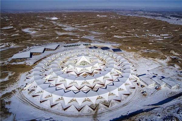 內蒙一奇葩建築,猶如沙漠中盛放的蓮花,綠色節能,還有沙漠泳池 內蒙一奇葩建築,猶如沙漠中盛放的蓮花,綠色節能,還有沙漠泳池