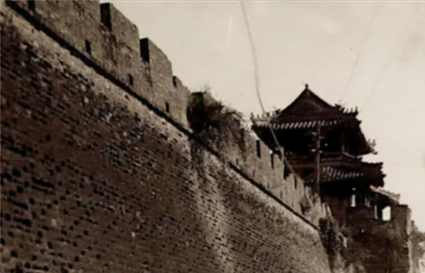 濰縣城牆厚6米，許世友炮擊14天未果，小兵獻出妙策：用竹竿破城