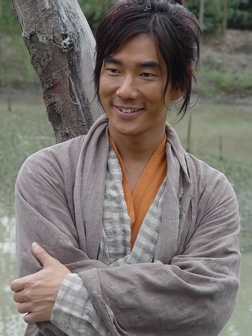 相貌平平卻出演絕世美男的8位男星，耍帥裝酷，誰讓你看得更尷尬