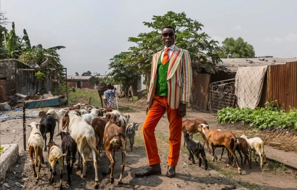 貧民窟裡的潮人:47歲的帥大叔,為了體面,寧可餓肚子也要買名牌 貧民窟裡的潮人:47歲的帥大叔,為了體面,寧可餓肚子也要買名牌