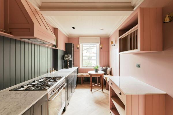 47㎡的歷史小公寓,卻有一個現代感十足的粉色廚房!藝術感爆棚 47㎡的歷史小公寓,卻有一個現代感十足的粉色廚房!藝術感爆棚