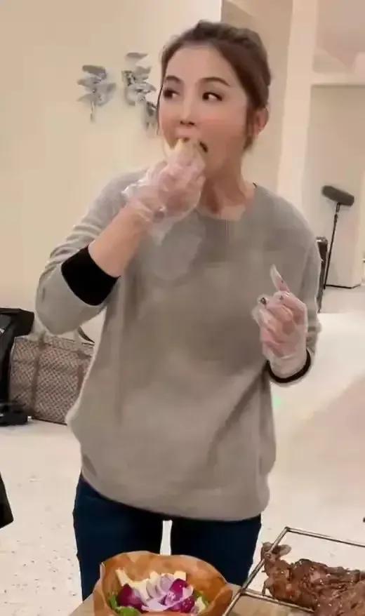 蔡卓妍本人手握豬蹄,真實上演一場美女與野獸 蔡卓妍本人手握豬蹄,真實上演一場美女與野獸