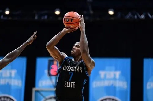 40歲的高齡依然沒有放棄夢想,還在努力為進入NBA做準備 40歲的高齡依然沒有放棄夢想,還在努力為進入NBA做準備