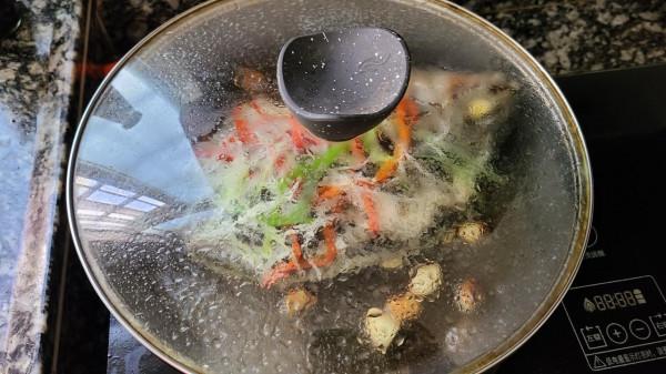 蒜香焗魚這做法在廣東出了名，老廚師教的一道菜，味香肉嫩