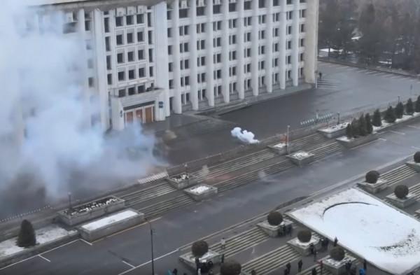 哈薩克作為一個資源豐富、國土遼闊的國家，卻爆發嚴重內亂