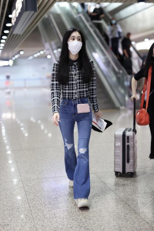 張碧晨的身材真不賴，針織衫配老爹褲，褲腰寬鬆哪像生過娃