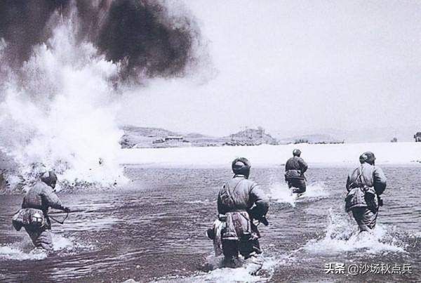 志願軍和美軍肉搏,美軍摸到志願軍的棉褲後,露出了敬畏的表情 志願軍和美軍肉搏,美軍摸到志願軍的棉褲後,露出了敬畏的表情