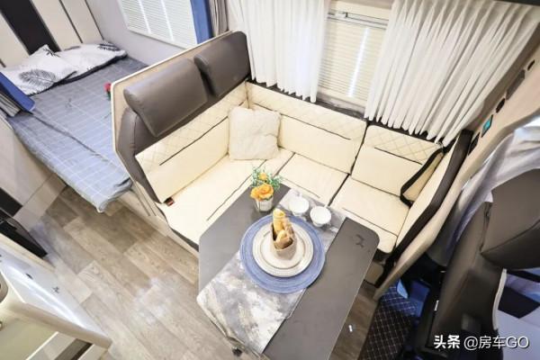 適合4-6人旅行的高配房車,標配820Ah電池+柴暖,可以四季出行 適合4-6人旅行的高配房車,標配820Ah電池+柴暖,可以四季出行