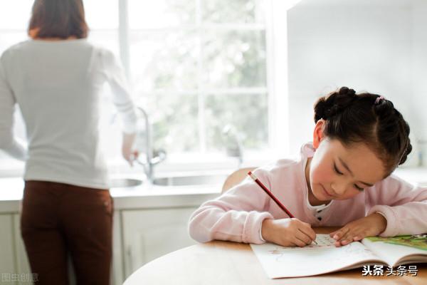 13歲女兒迷戀手機遊戲,媽媽摔壞手機,她離家出走遇上三個男網友 13歲女兒迷戀手機遊戲,媽媽摔壞手機,她離家出走遇上三個男網友