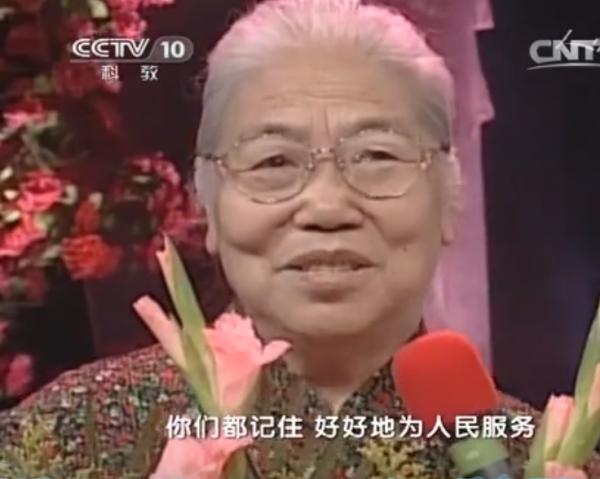 常香玉65歲演出,觀眾的熱情像極了野性消費的網友,卻累壞了大師 常香玉65歲演出,觀眾的熱情像極了野性消費的網友,卻累壞了大師