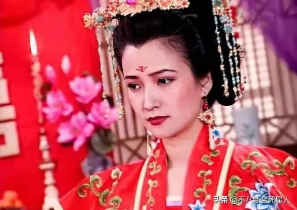 那些老了就演皇后太后的演員，年輕時都是大美人，老了氣質依舊