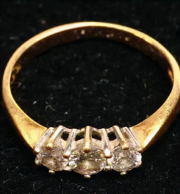 10年前，英國一女子被前任活埋，靠一枚戒指爬出地面，怎麼回事？