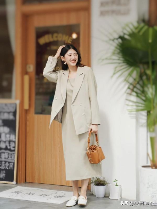 入秋後“馬丁靴”就過時了！今年這雙“低跟鞋”正流行，時髦顯高