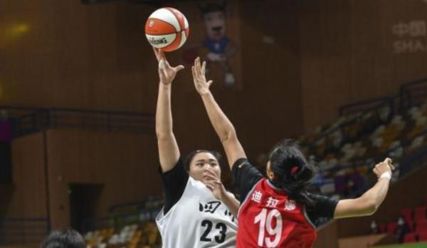 39分15板!中國女籃又一巨無霸,260斤統治籃下,比周琦還重70斤 39分15板!中國女籃又一巨無霸,260斤統治籃下,比周琦還重70斤