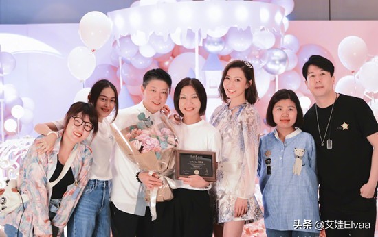 佘詩曼新戲開機學聰明，穿衛衣配短褲秀身材，1米6穿綠色靴更誇張