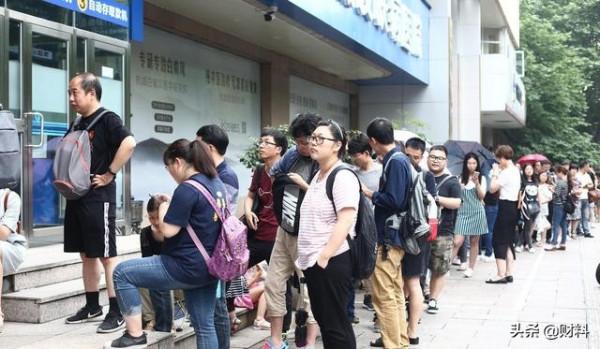 存摺又“火了”?年輕人“扎堆”去銀行辦存摺,發生了什麼? 存摺又“火了”?年輕人“扎堆”去銀行辦存摺,發生了什麼?